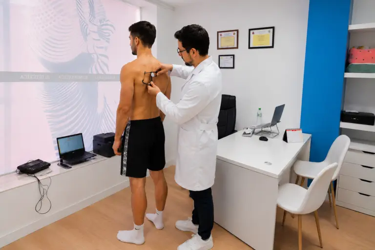 Nutricionista en Salamanca realizando medición de pliegues con adipómetro en consulta de composición corporal. Otras variantes SEO que puedes alternar: Estudio antropométrico con adipómetro en clínica de nutrición en Salamanca. Nutricionista Salamanca realizando valoración antropométrica y composición corporal. Medición de pliegues corporales con adipómetro en consulta nutricional en Salamanca. Consulta de nutrición deportiva en Salamanca con análisis antropométrico profesional. Dietista nutricionista en Salamanca realizando evaluación de grasa corporal con adipómetro.