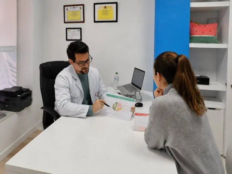 Nutricionista en Salamanca explicando un plan de alimentación personalizado para pérdida de peso en consulta.